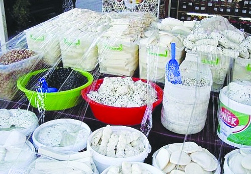 Sıcaklarda açıkta satılan yiyecekler ciddi risk taşıyor