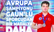 200 metre çift palet finalinde 1:34.64’lük derecesiyle gümüş madalya kazandı