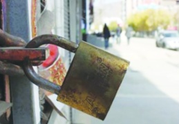 Ekonomik kriz ile boğuşan şirketler  çareyi kepenkleri indirmekte buldu