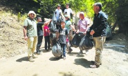 Gittiğimiz yeri çöplüğe çeviriyoruz