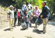 Gittiğimiz yeri çöplüğe çeviriyoruz