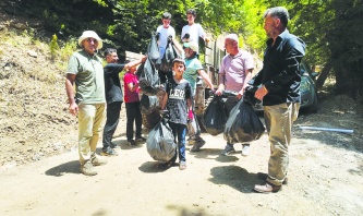 Gittiğimiz yeri çöplüğe çeviriyoruz