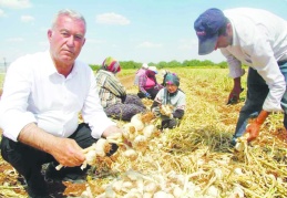 Sarımsak üreticilerini  stokçuların eline bırakmayın