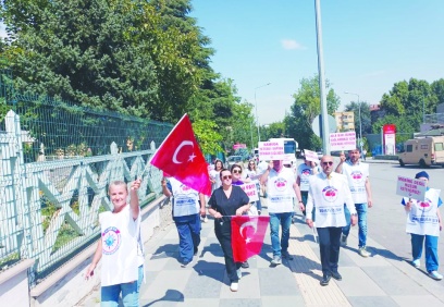 Sefalete ve yoksulluğa itiliyoruz