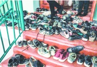 Kapı önüne ayakkabı koymak apartmanlarda en büyük sorun!