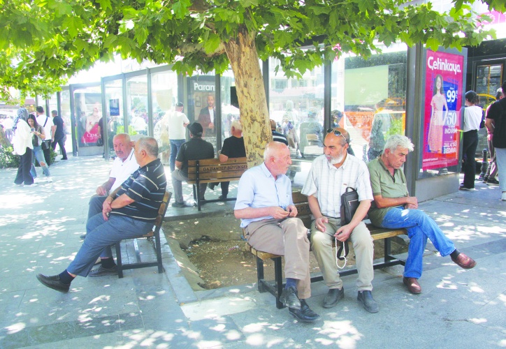 Açlık, sefalet ve yoksulluk içinde yaşam sürdürüyoruz