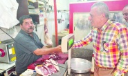 Vatandaş kasabın önünden geçemiyor