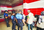Taze et gizli bölmeden  dışarı gidiyor bozuk geliyor