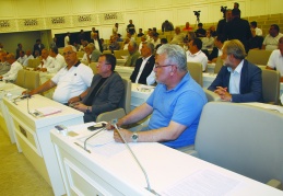 Köylü 20 günden beri susuz  siz bana hikaye anlatıyorsunuz