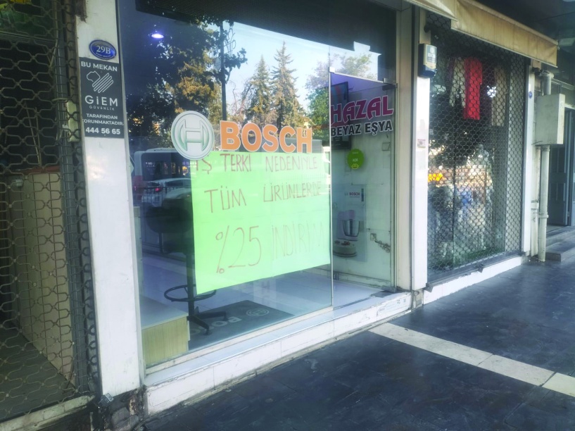Kepenkler birer birer inmeye devam ediyor