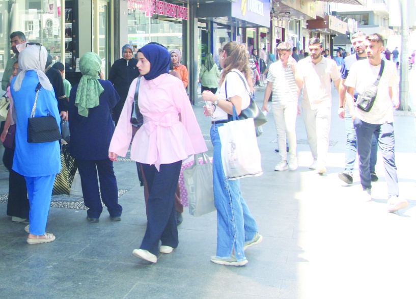 Beş gençten biri haftada 1000 TL ile yaşamaya çalışıyor