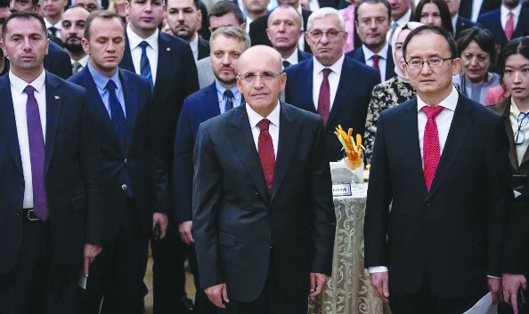 Mehmet Şimşek yuhalandı