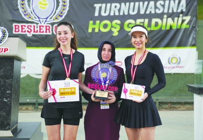 7 şehirden 379 sporcu kortlarda mücadele etti