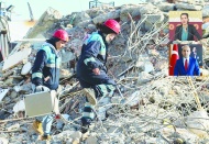 Yıkılan evlerin enkazında  adalet arayan halk susturuluyor