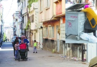 Yoksulluk paçalarımızdan akıyor