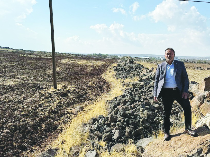 Taş dolu tarlalar ekilmediği  için üretim büyük zarar görüyor