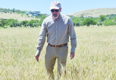 Tarlalarının hazırlığını yapan çiftçi kaygılı ve huzursuz…