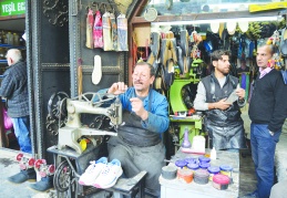 Yeni ayakkabı alamayan vatandaş  eski ayakkabısını tamir ettiriyor