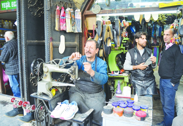 Yeni ayakkabı alamayan vatandaş  eski ayakkabısını tamir ettiriyor