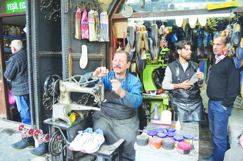 Yeni ayakkabı alamayan vatandaş  eski ayakkabısını tamir ettiriyor