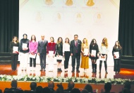 30 akademisyen cüppe, öğrenciler beyaz önlük giydi