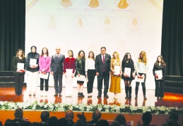 30 akademisyen cüppe, öğrenciler beyaz önlük giydi