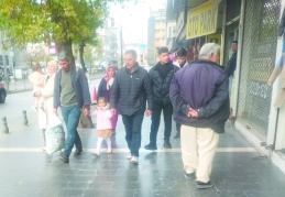 Dar gelirli insanlar borçla  ayakta durmaya çalışıyor