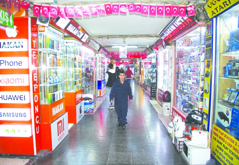 Çaresizce ve umutsuzca bekleyen  esnaf tükenmişlik sendromu yaşıyor