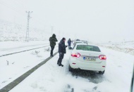 Araçlar mahsur kaldı, vatandaş saatlerce ulaşım bekledi
