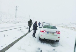 Araçlar mahsur kaldı, vatandaş saatlerce ulaşım bekledi