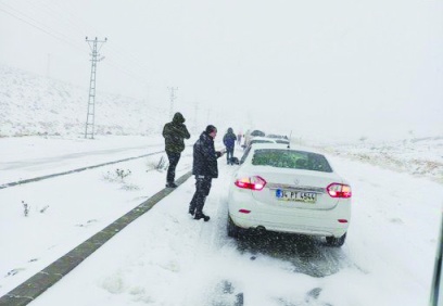 Araçlar mahsur kaldı, vatandaş saatlerce ulaşım bekledi
