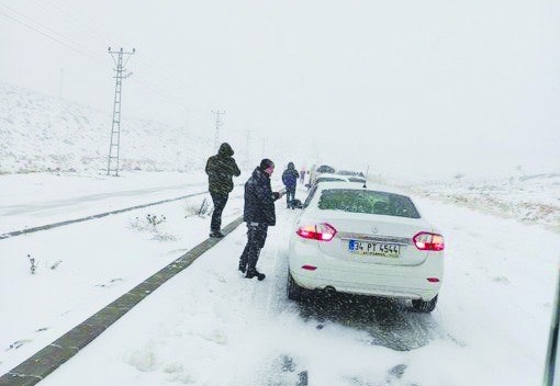 Araçlar mahsur kaldı, vatandaş saatlerce ulaşım bekledi
