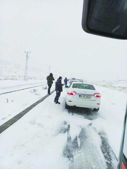 Araçlar mahsur kaldı, vatandaş saatlerce ulaşım bekledi