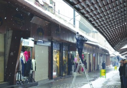 Yoğun kar yağışı çatıları çökertti