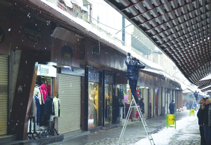 Yoğun kar yağışı çatıları çökertti