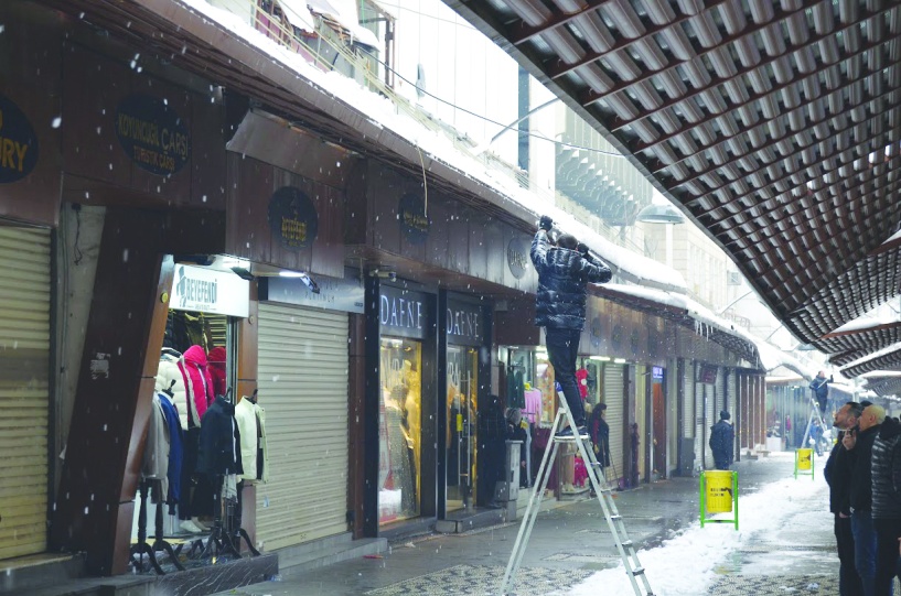 Yoğun kar yağışı çatıları çökertti
