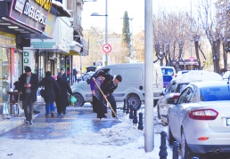 Vatandaşın karla mücadelesi sürüyor