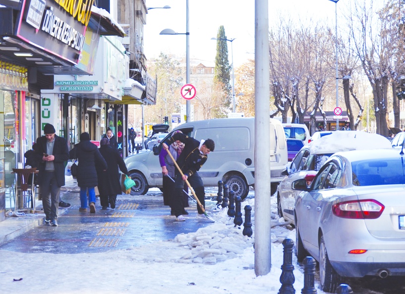 Vatandaşın karla mücadelesi sürüyor