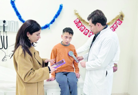 Çocuklarda VNS beyin pili takibi yapılıyor