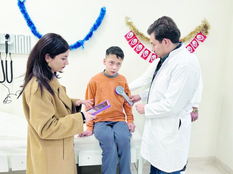 Çocuklarda VNS beyin pili takibi yapılıyor