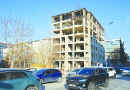 Çirkin, sevimsiz, düzeni bozan  bir yapılaşmayla karşı karşıyayız