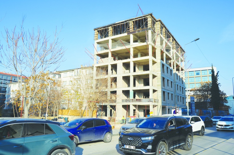 Çirkin, sevimsiz, düzeni bozan  bir yapılaşmayla karşı karşıyayız