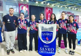 SANKO Okulları genç kız yüzme takımı bölge şampiyonu oldu