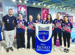 SANKO Okulları genç kız yüzme takımı bölge şampiyonu oldu