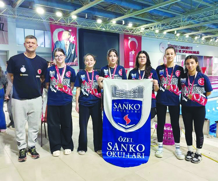 SANKO Okulları genç kız yüzme takımı bölge şampiyonu oldu