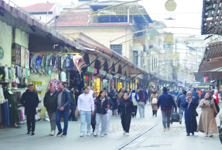 Ülkenin her ferdi, asgari ücretlisi, emeklisi işçi ve memuru ekonomik dar boğazda