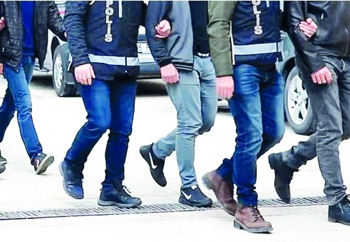 Dolandırıcılar ve çocuk müstehcenliği çetesi yakalandı