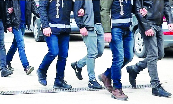 Dolandırıcılar ve çocuk müstehcenliği çetesi yakalandı