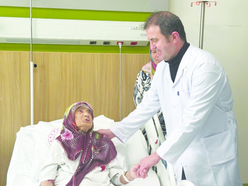 87 yaşındaki hastadan 4,5 kiloluk tümör çıkarıldı