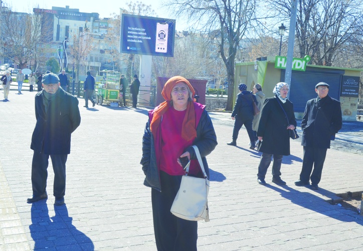 Rakamlar, her ay biraz daha borç batağına  saplanan halk için hiçbir şey ifade etmiyor